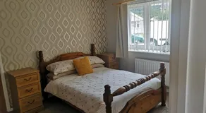 En-suite Bedroom in a quiet bungalow - Image 2