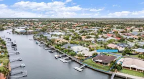 Tranquil Canal Front Holiday House - Image 5