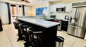 Apartamento de Lujo en Playa Jacó, Frente al Mar, Wifi, AC, Parqueo Privado y Piscinas - Image 5