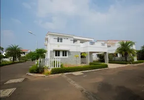 LUSH GARDEN RESORT - Image 4