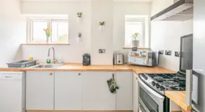 Double Room l Large TV l Great Transport Links - Image 5