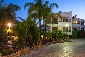 Coliseum Studios & Apartments - Image 3