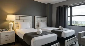 3704 Fully remodeled & modern Enclave at Unviersal - Image 2