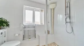 Poole Harbour-Poole Quay with 6 Beds, Free Parking - Image 2