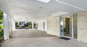 Lux Beach Front Apartment - Image 4