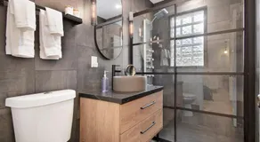 Adorable 2BR Hot Tub Close to Attractions - Image 2