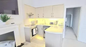 Spacious 3 bed flat near the sea with parking - Image 4