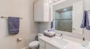 Stunning Townhome Near Uptown - Image 5
