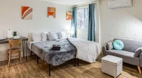 Studio w/ King Bed near Dwtn - Image 2