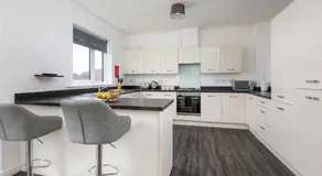 Spacious Luxurious Serviced Accommodation 4 - Image 5