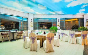 Golden Hotel - Image 4