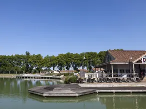 Situated in a landscaped park of a little less than .... - Image 2