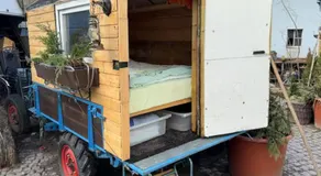 Kuschliger Schäferwagen mit Schlafsack autark auf Wiese - Image 5