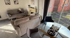 Large 4 Bed with Parking - Image 2