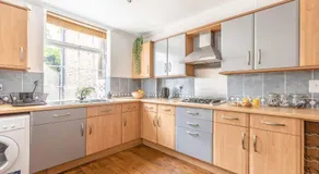 2BR Cottage and Parking, 10 Mins to Windsor - By Tempstay - Image 3