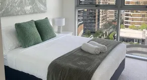 Top-floor Luxe Stay in the City Free parking, pool, gym, wifi - Image 2