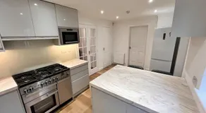 Modern 5 bedroom Home Free Parking - Image 4