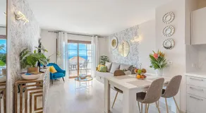 Stylish design w ocean & pool view, King size bed, Wifi,2 Smart Tv, street parking, 2 pools access - Image 3
