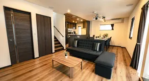 Guest House TEINE Nisimiyanosawa 41 一棟貸切 手稲スキー場へ好アクセス 全室床暖房 最大11名滞在 120型ホームシアター 無料駐車場2台完備 小樽まで車で25分 白い恋人パーク5分 天然温泉車で4分 - Image 2