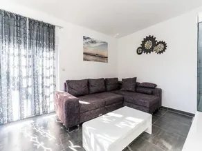 Voll ausgestattete schöne Villa mit Grill, Garten und privatem Pool | Bergblick - Image 1