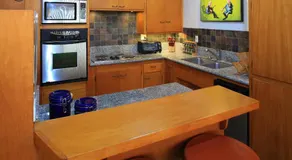 Peninsula Hideaway Apartment • Alamitos Bay - Image 2