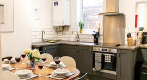 Bright and Well-Kept 3-Bed Property! Free Parking - Image 2