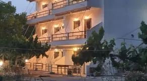 Lou Apartments & Hostel - Image 2