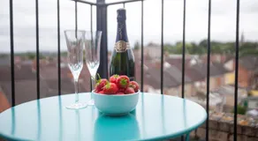 Comfortable Swindon Town Centre Apartments, FREE Parking, sleeps up to 8 - Image 5