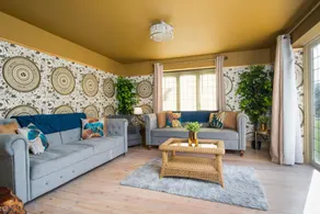 Deluxe 2 Bed Versace Bungalow Hot Tub, Sky TV, Cinema Screen Saffron Walden - Image 2