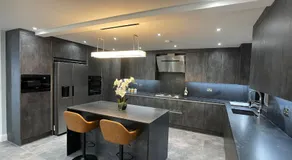 Newly refurbished 4 Bedroom House-Sleep 8-Free parking - Image 2