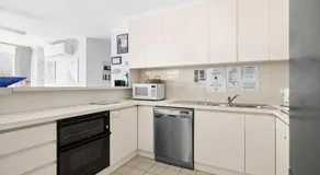 Beachfront Esplanade Apartment 12-20 Ocean Views - Image 5