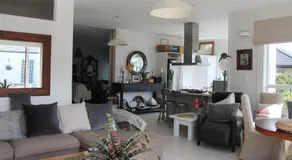 Beautiful Bungalow CBD - Image 2