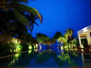 Roman Beach Hotel - Image 2
