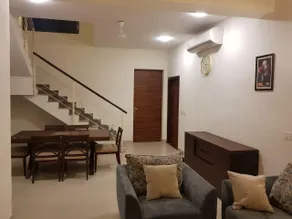 Luxurious Villa with lake garden - Image 3