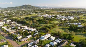 4BR Family Home w Golf Course Views, BBQ & Secure Parking - Image 4