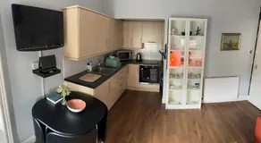 Edinburgh TWO BEDROOM apartment with free side street parking 24 hours - Image 4