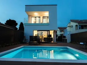 Amazing villa in Unknown w/ - Image 3