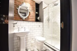 Sleek Manhattan Style Apartment in Central Leeds - Image 2