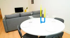 Lovely 1BR & 1LR Apt for 4P, Only 15 Min Walk to City Center - Image 5