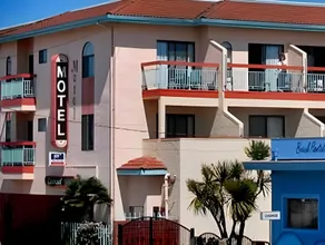 Carousel Beach Inn - Image 4