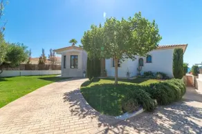 Grande villa avec barbecue, terrasse et jardin - Image 1