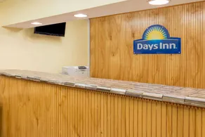 Days Inn & Suites by Wyndham Dayton North - Image 3