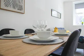 3-Bed Apartment Ideal for Contactors - Near Clyde Shipyard - 25 min Glasgow Airport - Image 5