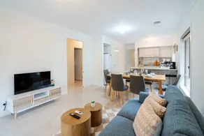 Modern 3B2B1C Home in Doreen - Image 2