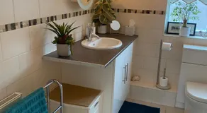 Beautiful private room with Kingsize bed and large private en-suite - Image 2