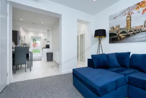 The Albany - 4BR 2Bath House Up to 7 Guests - FREE PARKING - BIG GARDEN - Smart TV - Ideal for Contractors and Family - Image 2