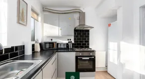3 Bed House with King Size bed near Uni and QMC - Image 3