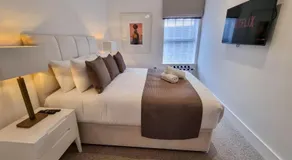 2 Bed Altrincham Centre King Beds Bathtub - Image 3