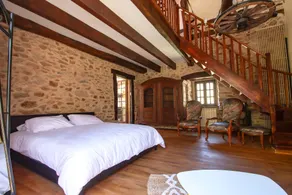 Large property with three cottages - Image 2