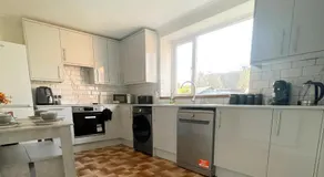 Business & Family Friendly 6 Bed Stay with Garden - Free Parking - Fast Wi-Fi and workspace - London & Essex Links - Image 4